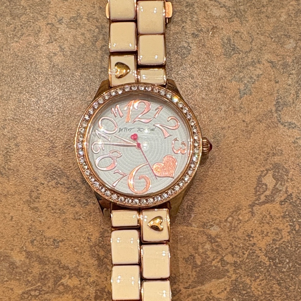 Betsey Johnson Cream and Gold Heart Watch - dead battery - Picture 6 of 6